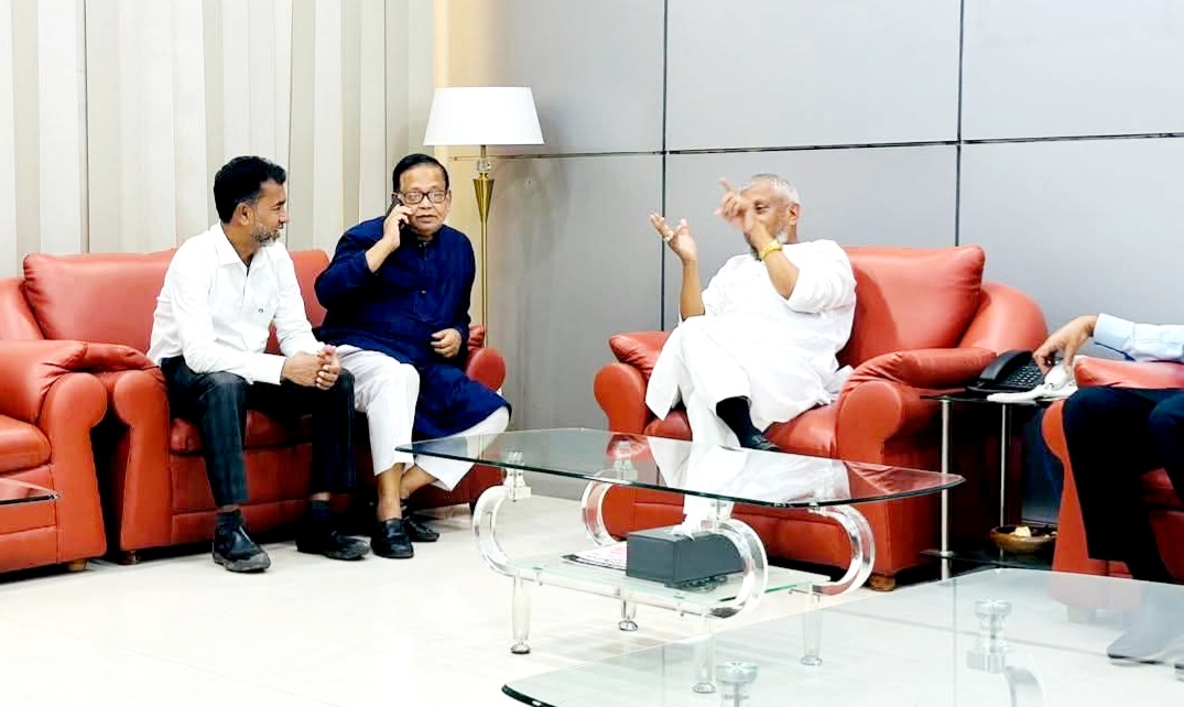 মনোনয়ন বঞ্চিত হয়েও দমেননি, মন্ত্রী আরিফুল হকের সঙ্গে আনিসুল হকের সাক্ষাৎ